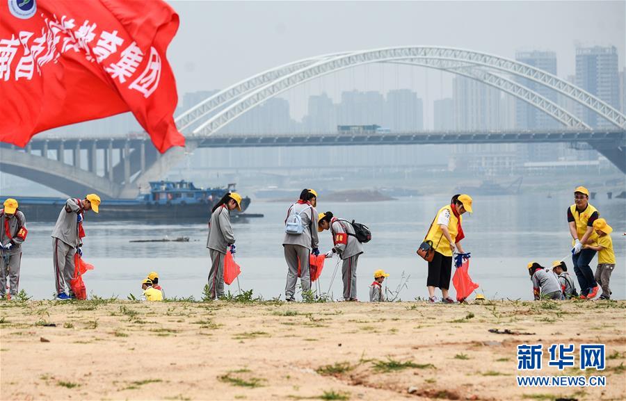 (在习近平新时代中国特色社会主义思想指引下——新时代新作为新篇章·总书记关切高质量发展·图文互动)(1)在蓝天白云下——污染防治攻坚战持续推进