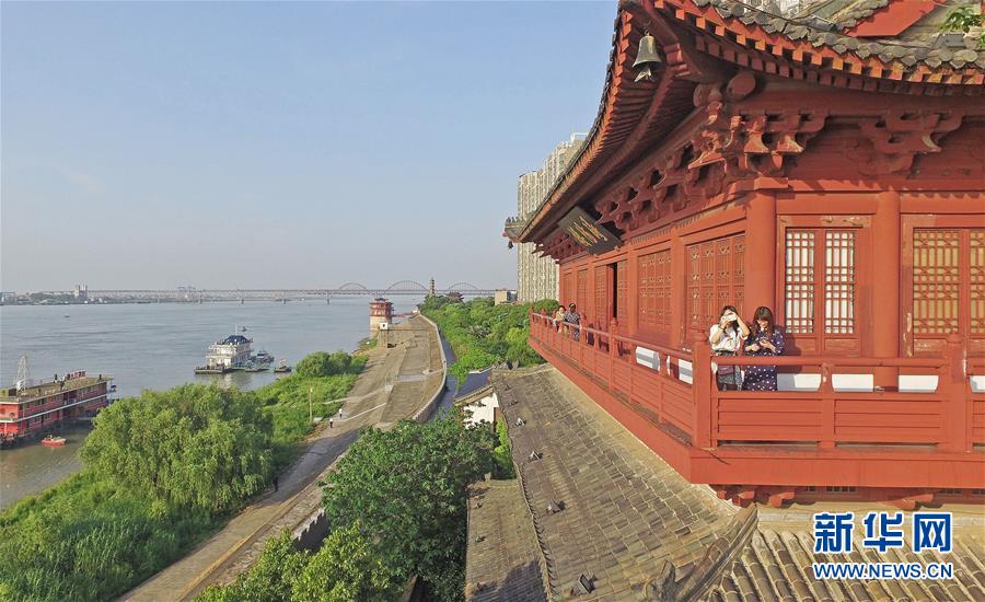 (在习近平新时代中国特色社会主义思想指引下——新时代新作为新篇章·总书记关切高质量发展·图文互动)(2)在蓝天白云下——污染防治攻坚战持续推进